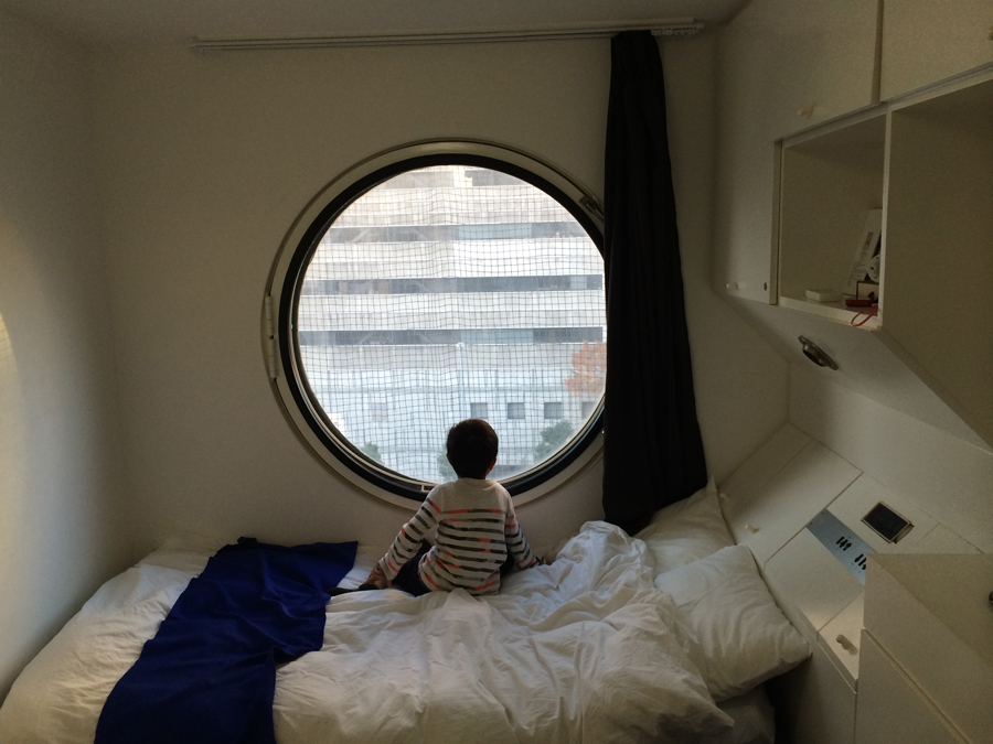 内部の様子。丸い窓は意外と大きく感じる。